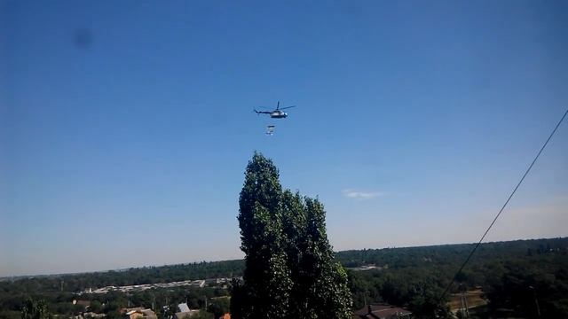Вертолет прямо перед окнами день ВМС