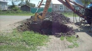 экскаватор роет яму..