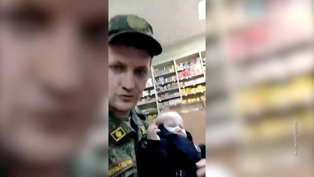Военнослужащий-контрактник ходит на службу с 11-месячным сыном смотреть онлайн
