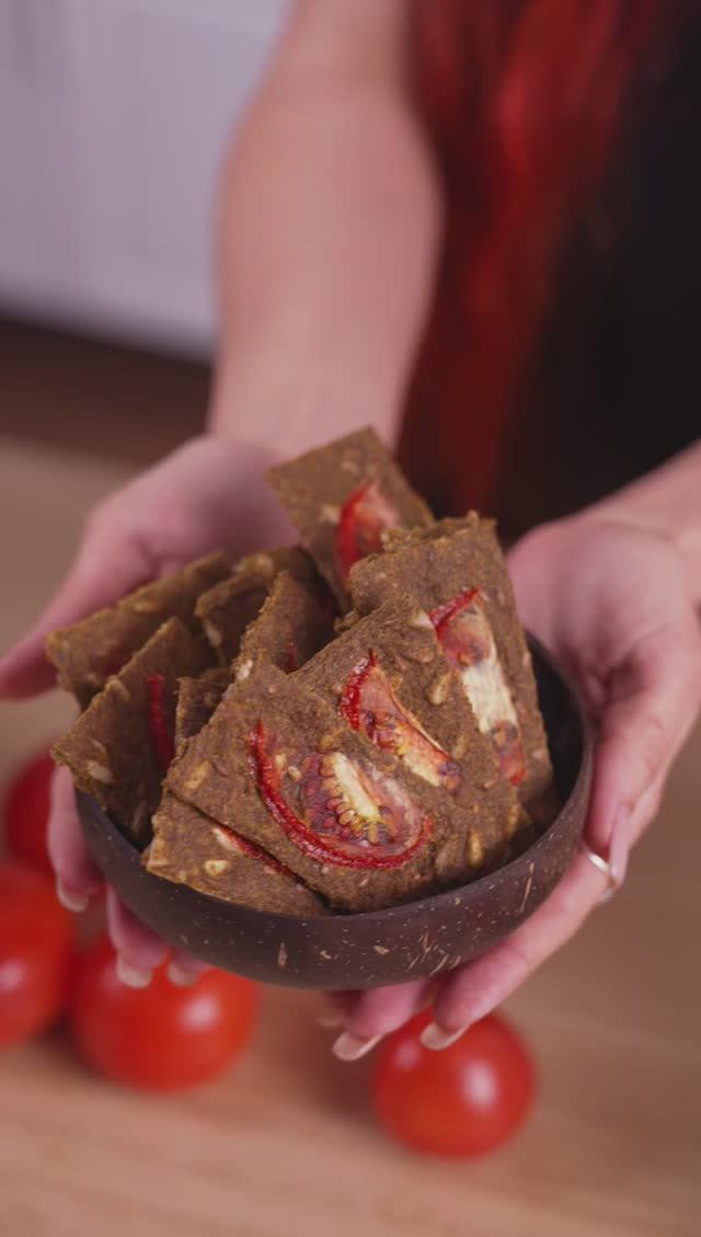 Быстрые томатный хлебцы в дегидраторе | Полезный рецепт замены хлеба #Shorts смотреть онлайн