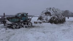 Трактор ДТ-75 против огромного стога сена.