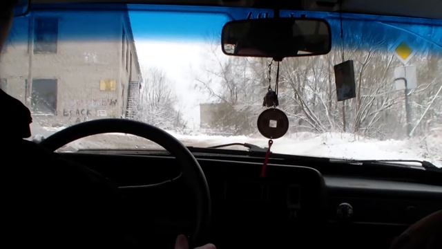 Как заехать на скользкую горку (на летней резине) смотреть онлайн