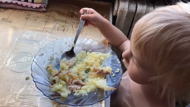 Мукбанг от Богдана!Курочка и пюре!Деревенская еда 🥘 Научился есть сам!!!!!Ура! смотреть онлайн