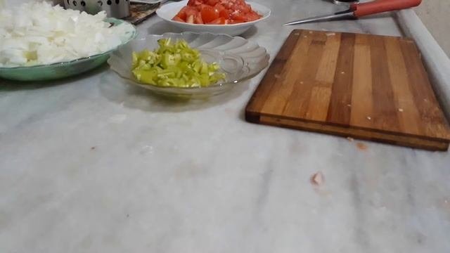 простое блюдо турецкой кухни из куриной печени Tavuk Ciğeri
