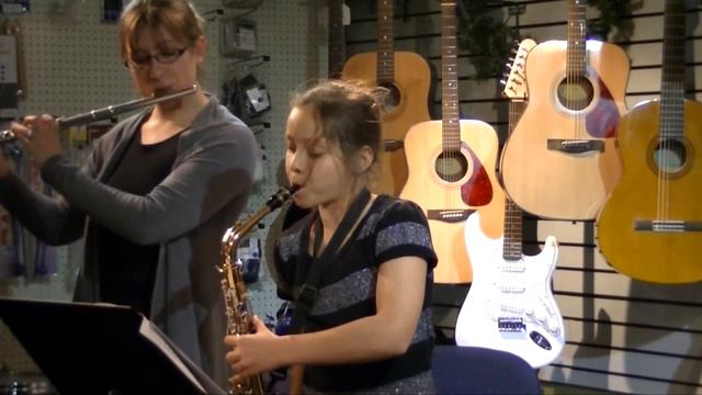 Emilie plays "A Little Piece" by Robert Schumann on Alto Saxophone смотреть онлайн