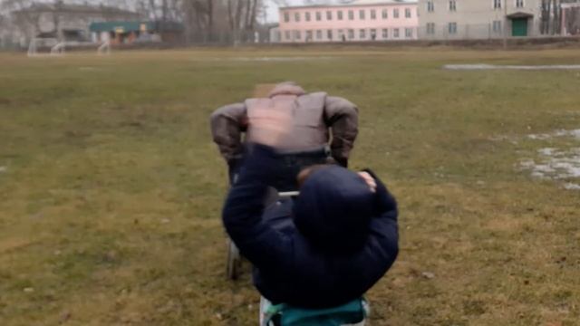 Еду на санях с помощью инвалидной коляски смотреть онлайн