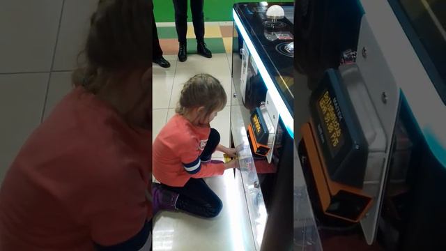 ЧЕЛЛЕНДЖ ДОСТАЁМ ИГРУШКИ С ИГРОВОГО АВТОМАТА!!! смотреть онлайн
