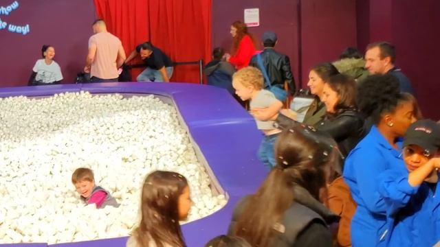CANDY LAND in REAL LIFE w/ MARSHMALLOW BALL PIT + ICE CREAM SLIME! (FUNnel Fam NYC Candytopia Vlog) смотреть онлайн