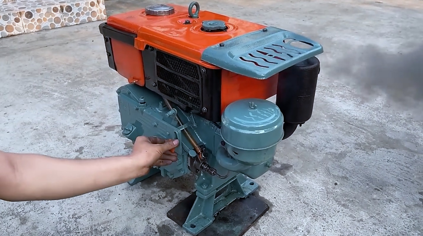 Запустили 1-но цилиндровый дизель 1984 г. после восстановления. Объем: 0.6 л, мощность: 6,5 л.с. смотреть онлайн