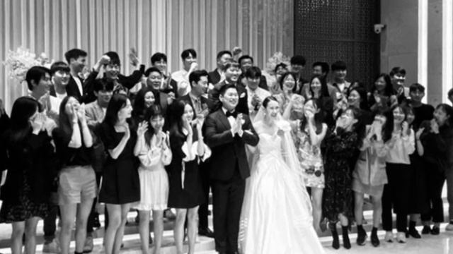 Park Seo Joon manager's wedding: Park Seo Joon singing for the bride and groom! смотреть онлайн