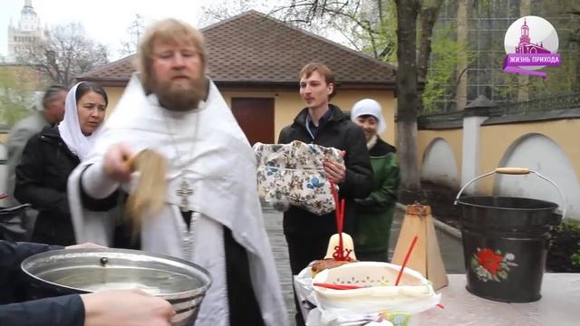 Освящение куличей в храме Рождества Иоанна Предтечи на Пресне смотреть онлайн