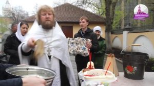 Освящение куличей в храме Рождества Иоанна Предтечи на Пресне