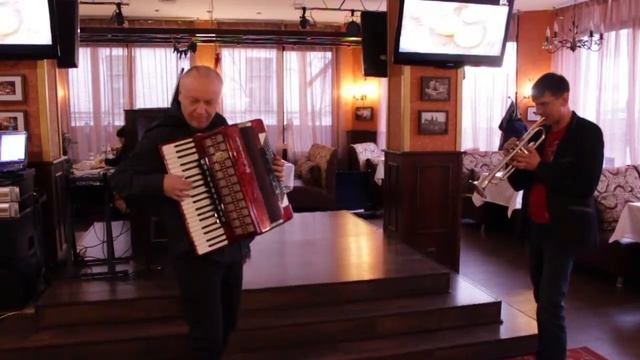 Николай Донецкий (аккордеон) и Андрей Фролов (труба) в ресторане "Милан" "Извозчик" (Л.Утёсов) смотреть онлайн