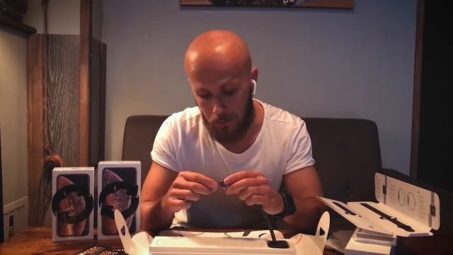 Распаковка и сравнение Apple Watch Series 3 и новых Series 4