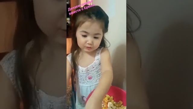 Делаем оливье вместе с Еркош…Состав варенное колбаса,отварить картошку морковь яйцо #оливьерецепт смотреть онлайн