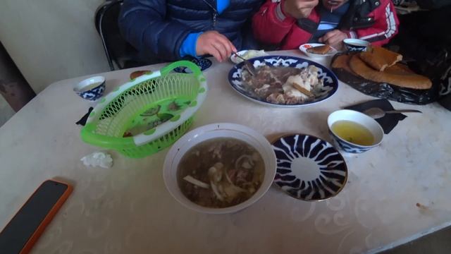 Самая Вкусная и Опасная Уличная Еда Узбекистана!Мол Базар! Яхны! смотреть онлайн