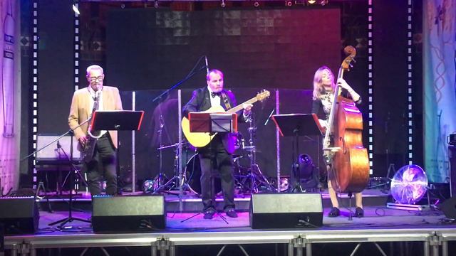 Acoustic Jazz Trio - “La vie en rose” смотреть онлайн