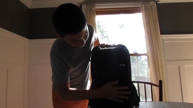 Unboxing of Incase Icon Slim Pack смотреть онлайн