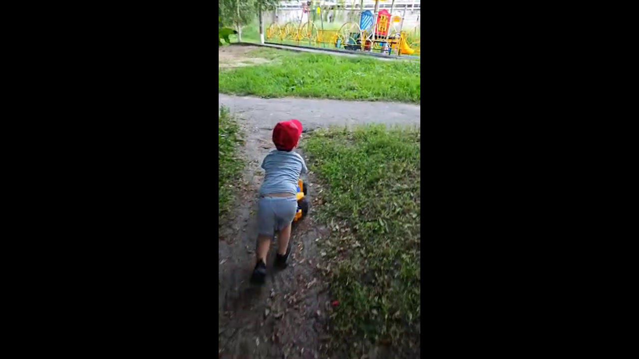 папа гуляет с сынком