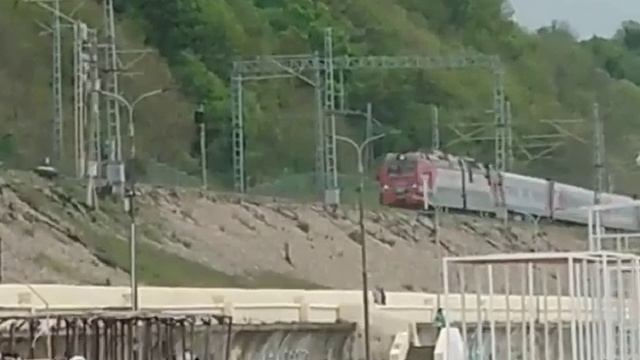 2ЭС4К с поездом 128 Адлер - Красноярск смотреть онлайн