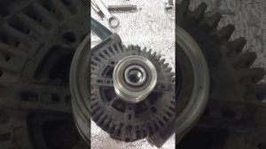 Замена обгонный муфты генератора Mercedes Vito 639