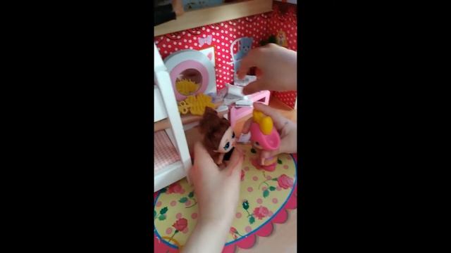 Лол читает, а мама Барби готовит обед смотреть онлайн