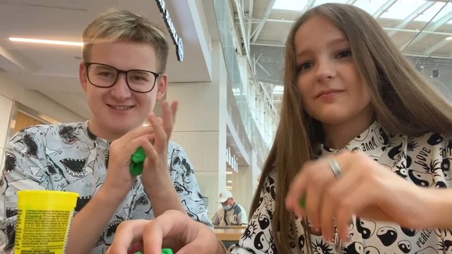 ЧЕЙ ПОДАРОК ЛУЧШЕ? ОТКРЫВАЕМ РАЗНОЦВЕТНЫЕ ПОДАРКИ! смотреть онлайн