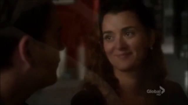Tony and Ziva: This is How You Walk On смотреть онлайн