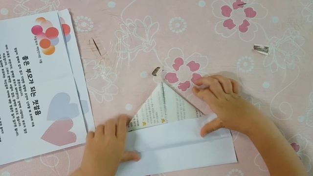 Научились делать кораблик из бумаги. Учим детей как сделать кораблик. Кораблик из бумаги! смотреть онлайн