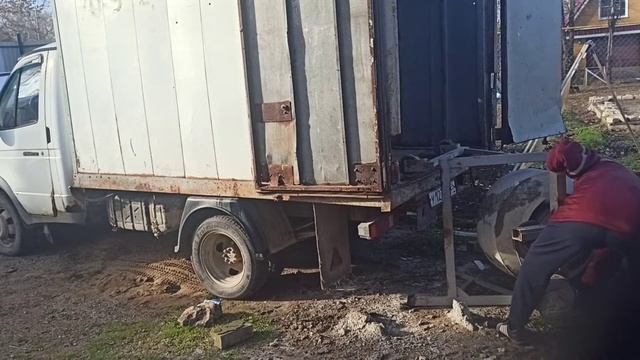 Когда строишь дом своими руками, приходится все делать самому. Погрузка бетономешалки. смотреть онлайн