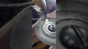 Скорняжная машина ломает иглу