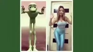 Зелёный человечек танцует Dame tu Cosito инопланетянин танцует девушка повторила
