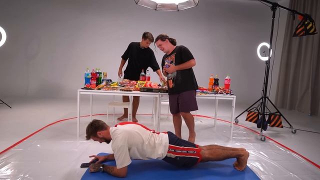 ТЫ НЕ СМОЖЕШЬ ВЫЙТИ ИЗ КРУГА ПОКА НЕ НАБЕРЕШЬ 5 КГ! смотреть онлайн