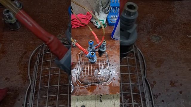 Audi A4 заклиневшие  в хлам  бензиновые форсунки. Приводит в рабочее состояние .