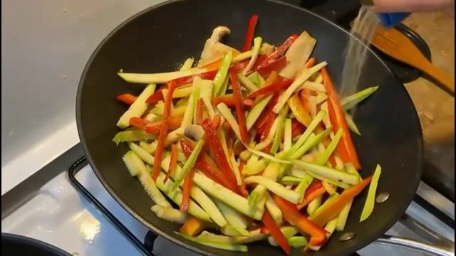 Noodles лапша с курицей и овощами