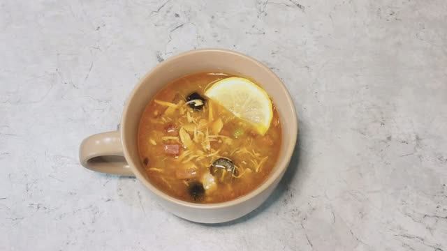 Часто готовлю суп «а-ля солянка», когда в холодильнике образуются залежи различных колбасок и мяса