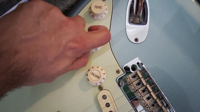 (SOLD) 2018 Fender Deluxe Roadhouse Stratocaster Mystic Ice Blue w/HSC смотреть онлайн