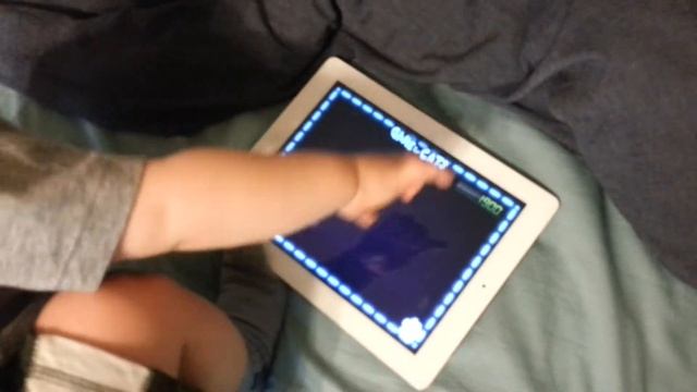 11 месячный мальчик играет на iPad смотреть онлайн