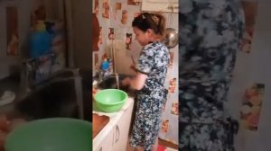 БЕЗУМНЫЙ ПАША И ИРИШКА ЧИКИ ПИКИ ГОТОВЯТ КРАСНЫЙ БОРЩ.