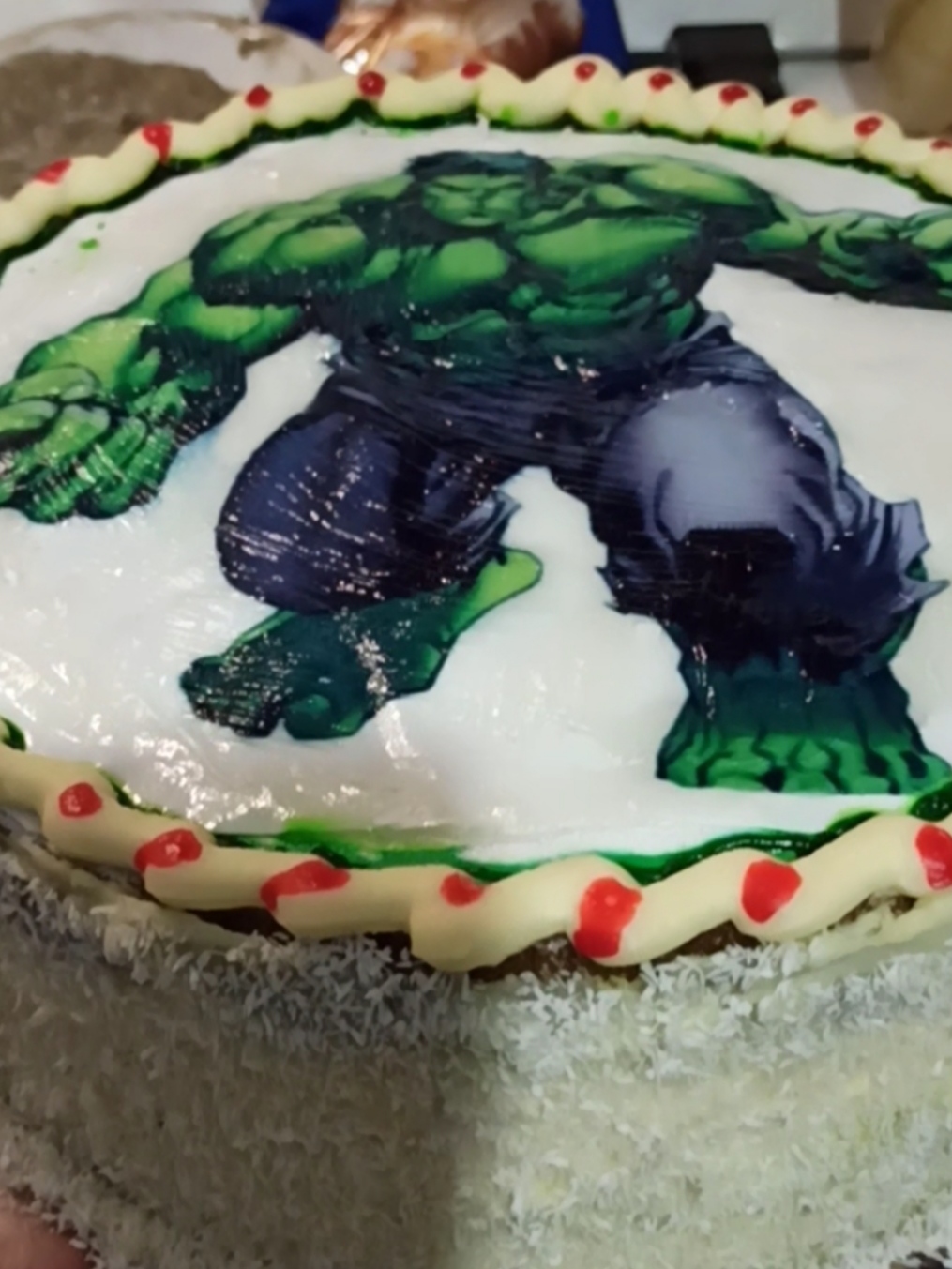 Бисквитный торт. Торт зелёный. с дизайном Халк .