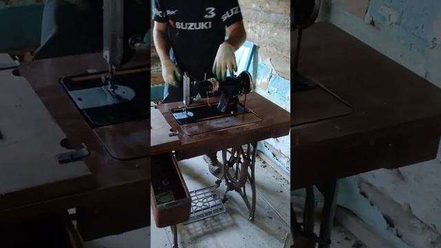 В доме нашли старую швейную машинку Орша в прекрасном состоянии. смотреть онлайн