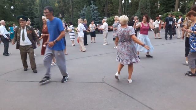 Люби меня!!!??Танцы в парке Горького!!!??Харьков 2021 смотреть онлайн