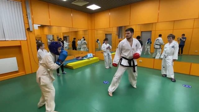 Белый пояс vs Чёрный пояс: Ученик против Тренера Тхэквондо смотреть онлайн