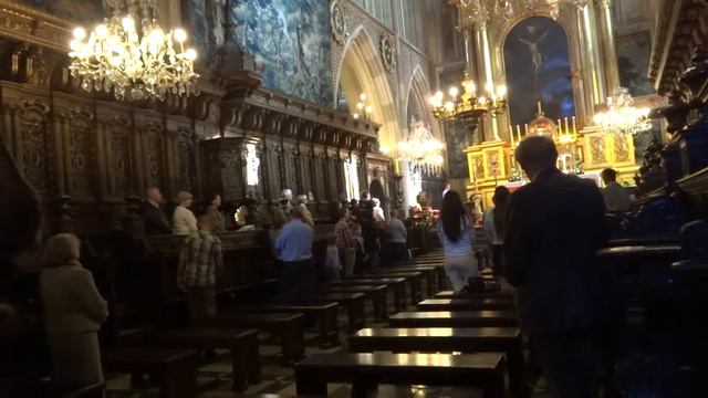Service inside Wawel cathedral in Krakow, Poland смотреть онлайн
