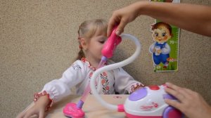 Распаковка игрушки детского пылесоса.