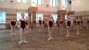 Урок классического танца 3 класс (девочки) 2012г. часть 2