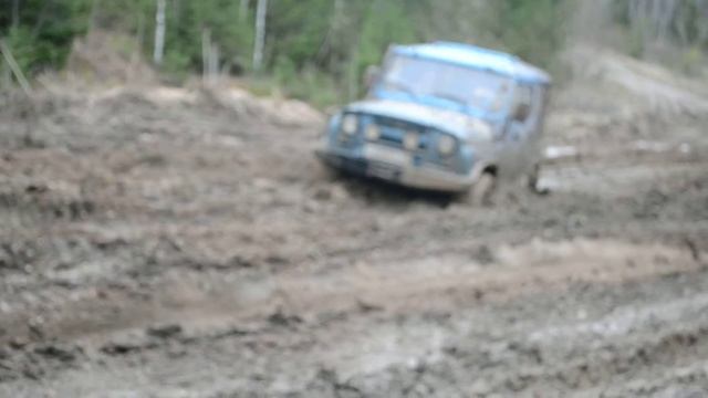 УАЗ штурмует горку смотреть онлайн