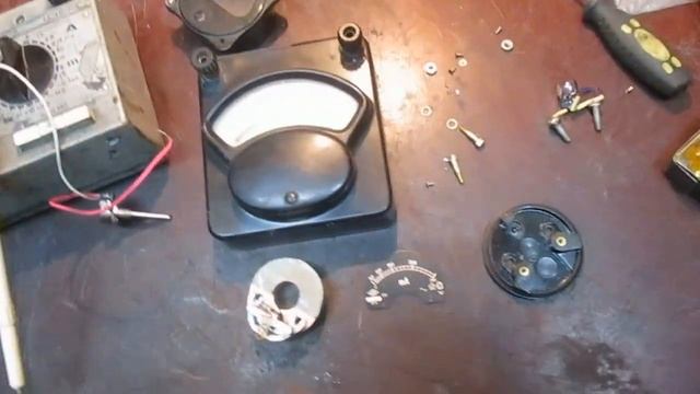 Амперметр между передатчиком и антенной.