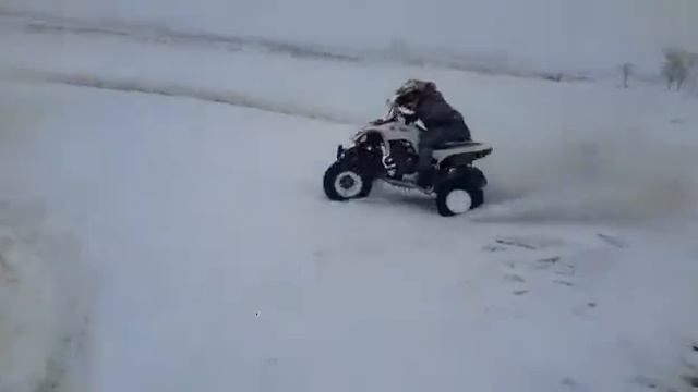 Квадроцикл YAMAHA Raptor 660R-по снегу. смотреть онлайн