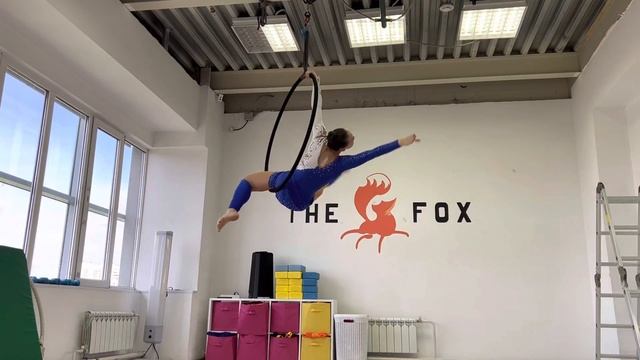 Воздушная гимнастика на кольце в DANCE THE FOX смотреть онлайн